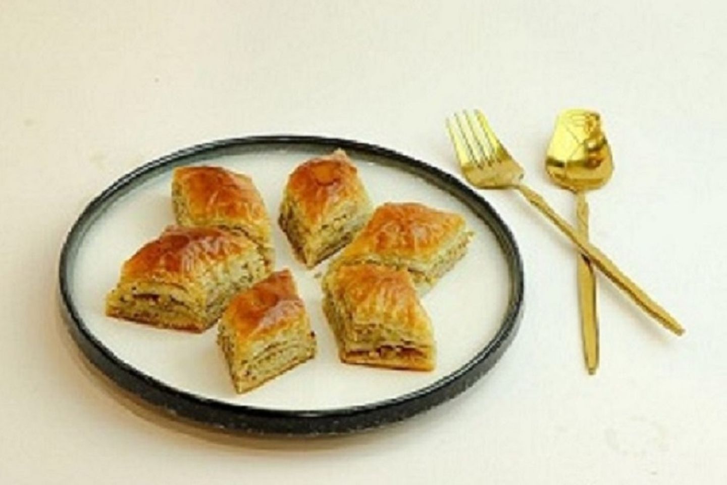 بقلاوة اسطنبولية جوز - كليو