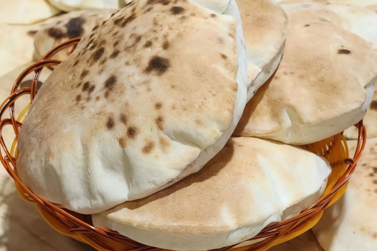 خبز عربي مصري طازج من الفرن كل حبتين