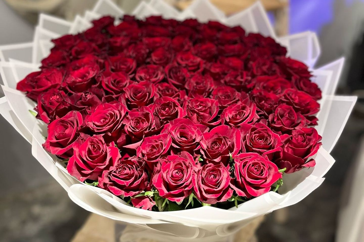 بوكيه واقف ورد جوري احمر