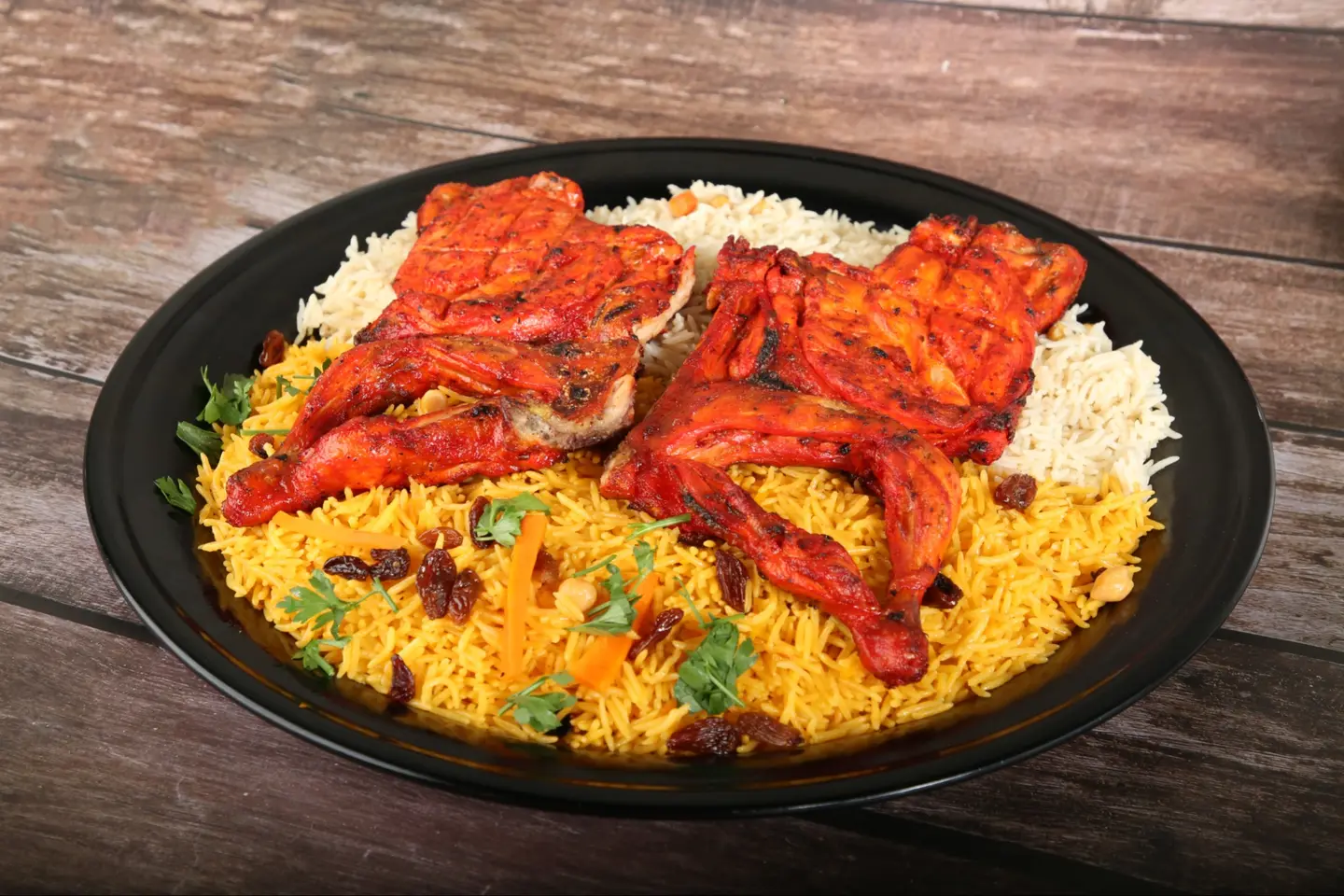 حبة دجاجة طازجة مشوية على الفحم مع الأرز