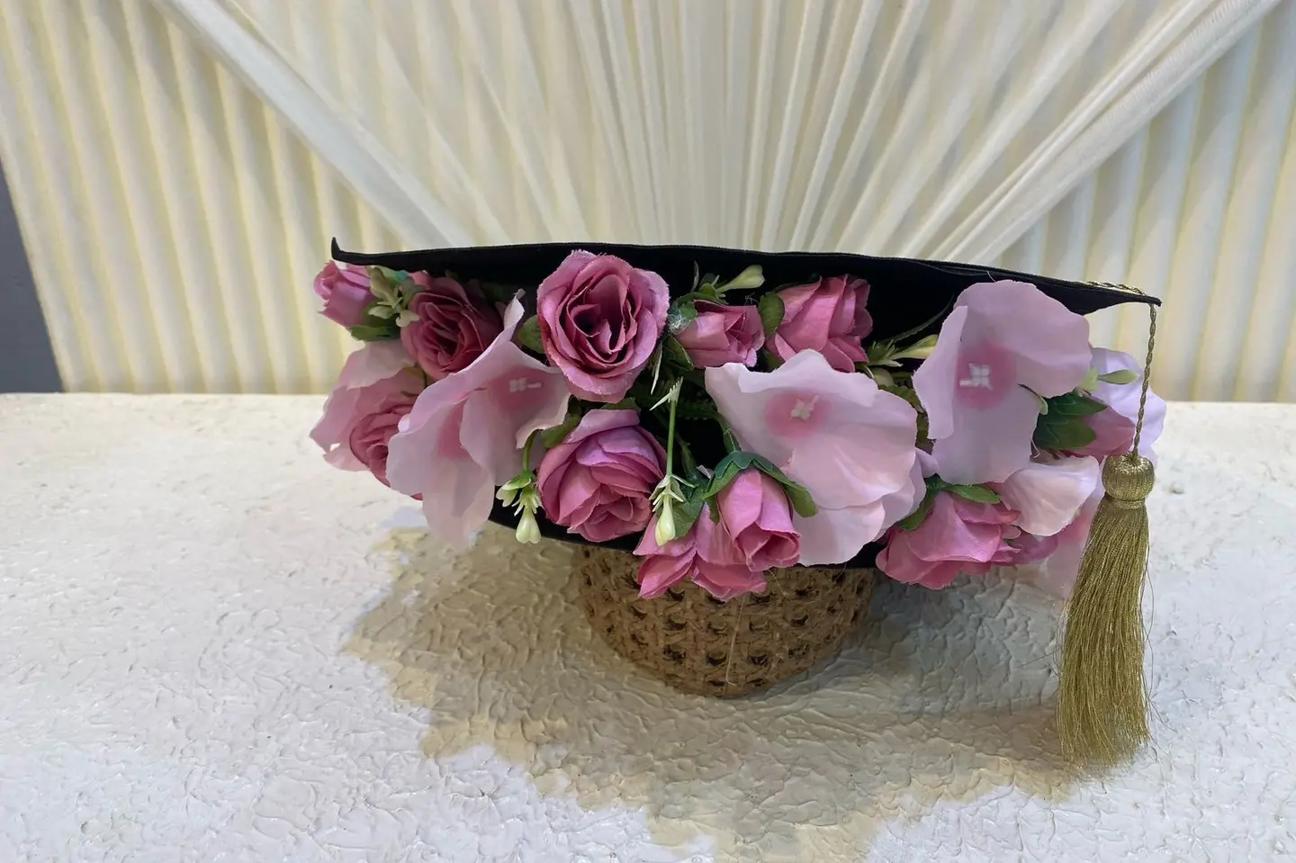 قبعة تخرج مع ورد اثنين