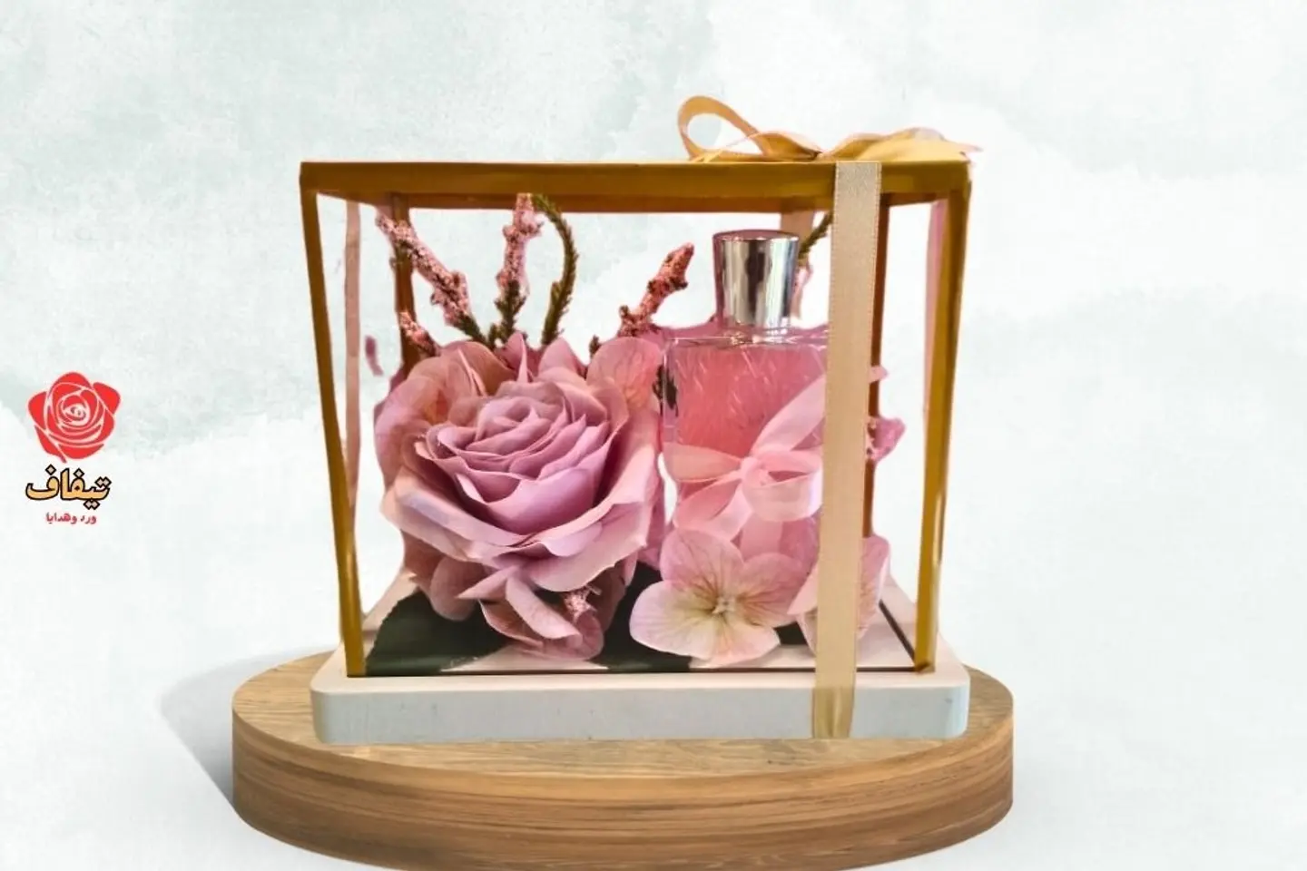 هدية عطر رومانس مع تنسيق الورد