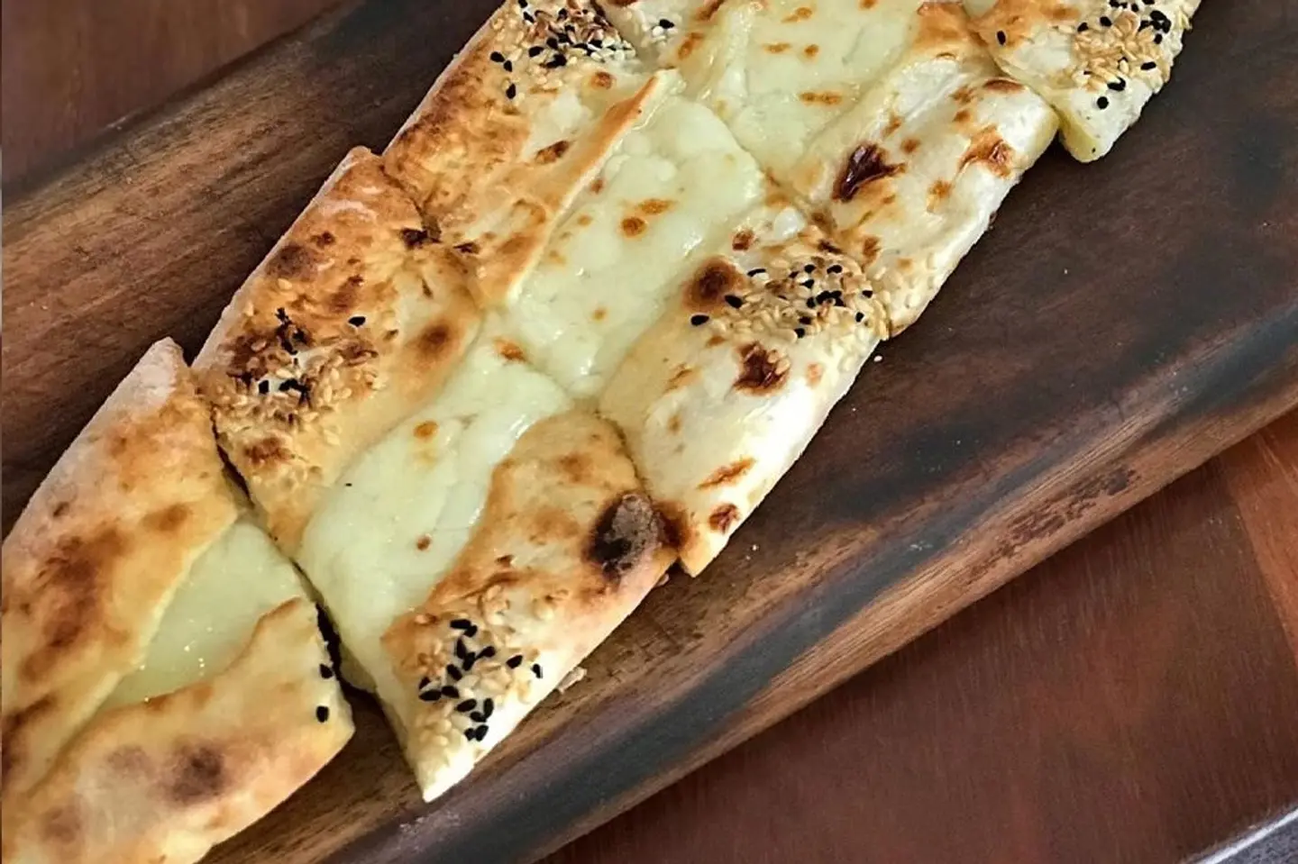 فطيرة جبن حلومي بالزعتر