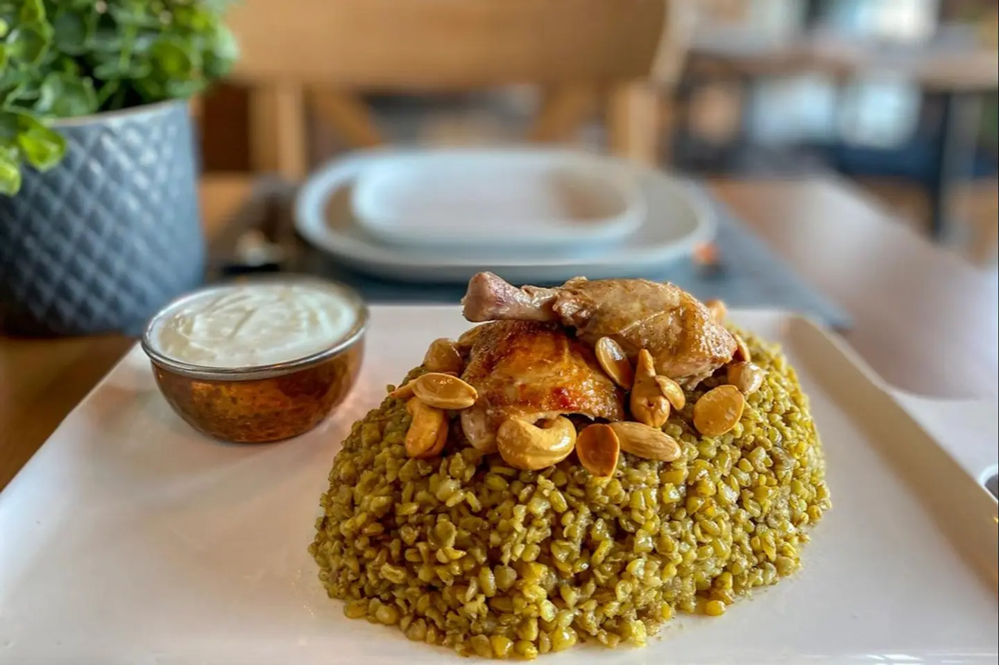 فريكة بالدجاج مع لبن ومكسرات