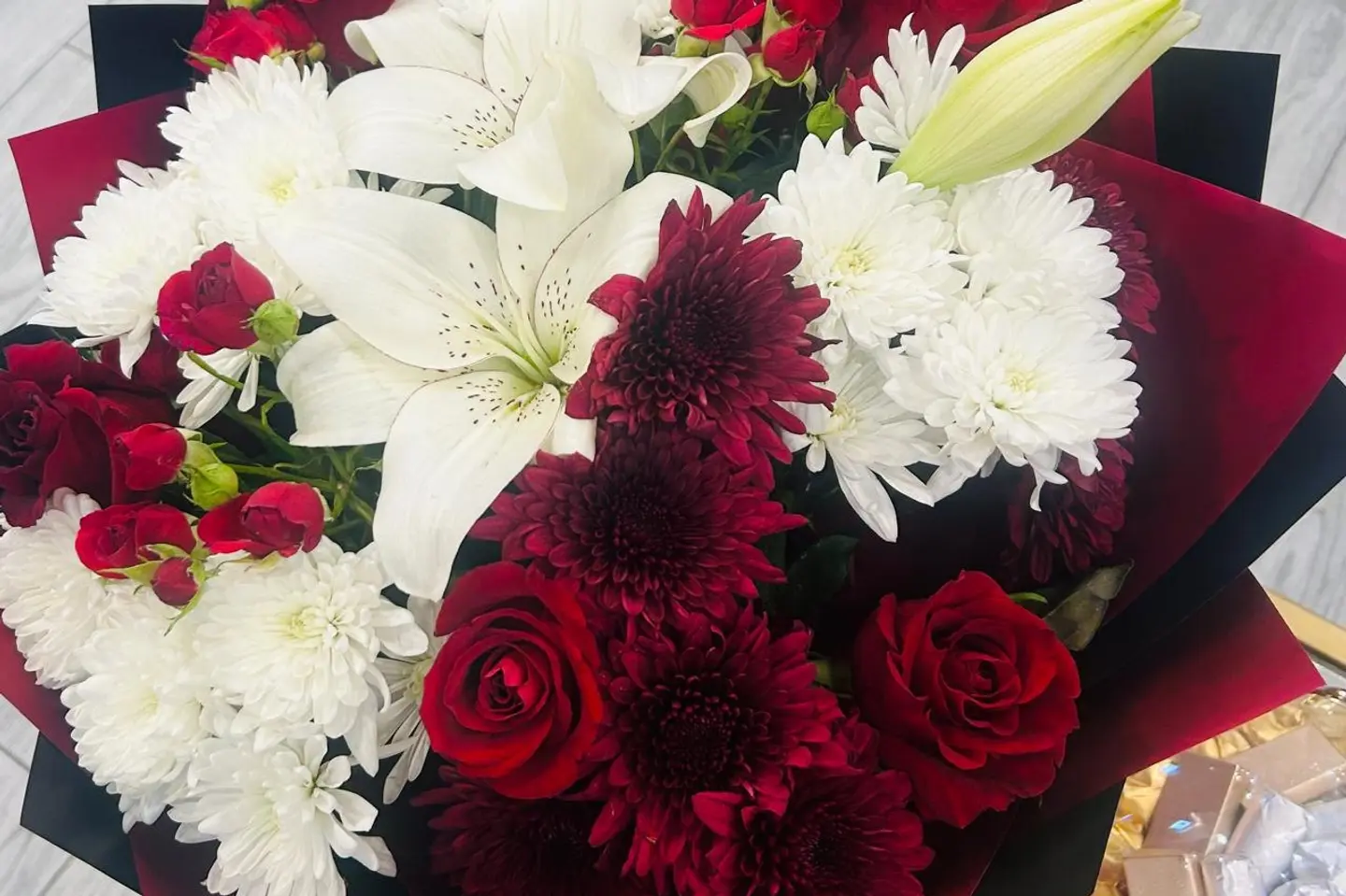 رويال بلوم أحمر أبيض دائري