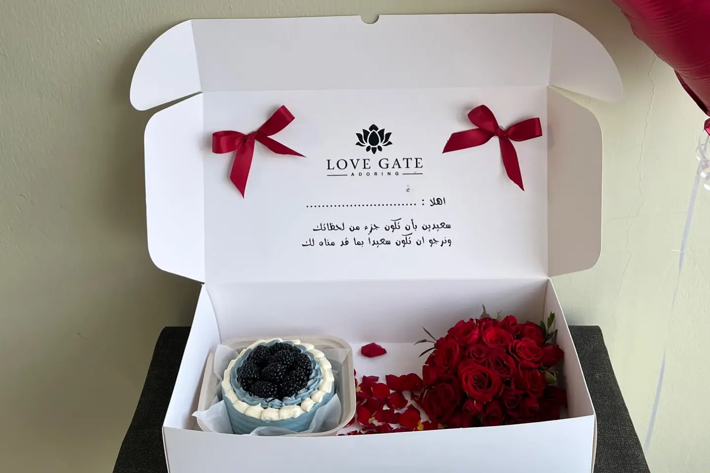 A Box Of Roses And A Red Cake 550