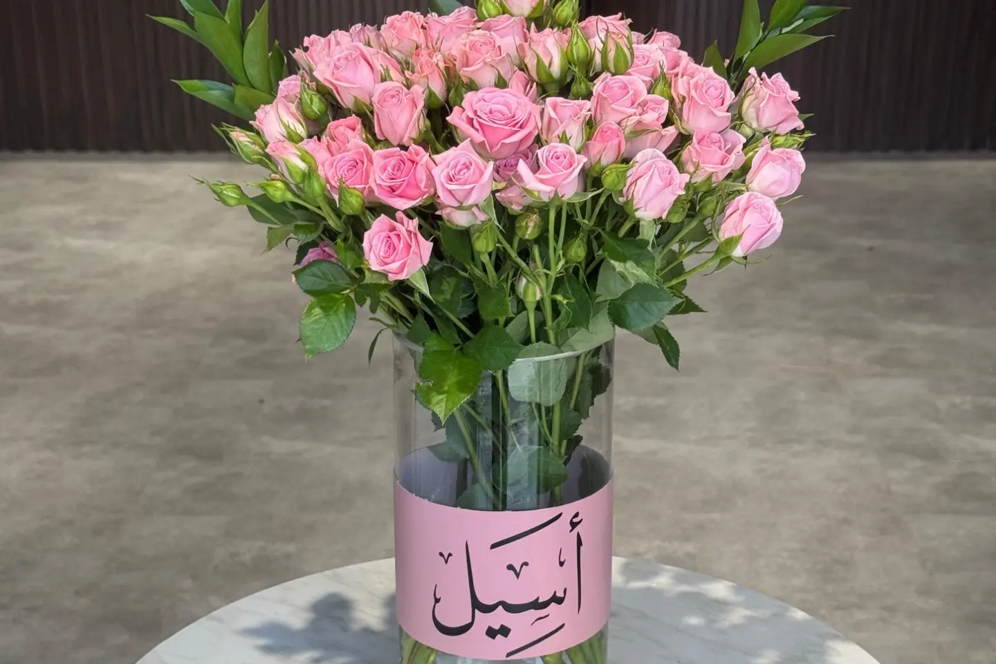 فازة ورد مع طباعة الاسم