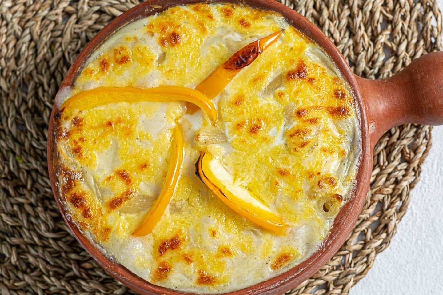 طاجن مكرونة دجاج بالخضار والجبنة الموزريلا