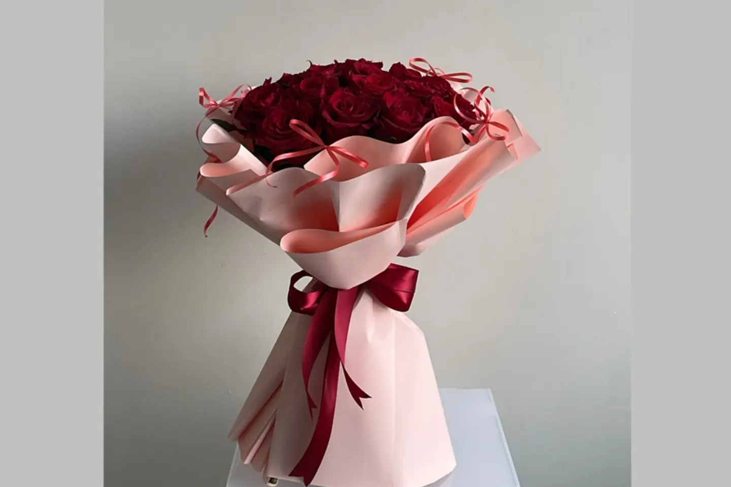 بوكية جوري أحمر وتغليف وردي