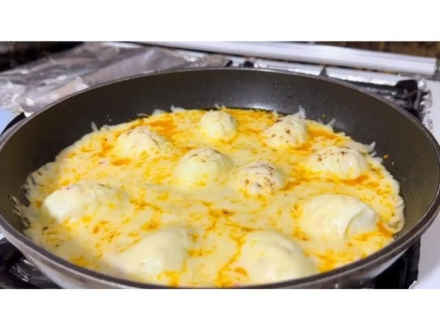 بيض مقلي مع جبن سائل