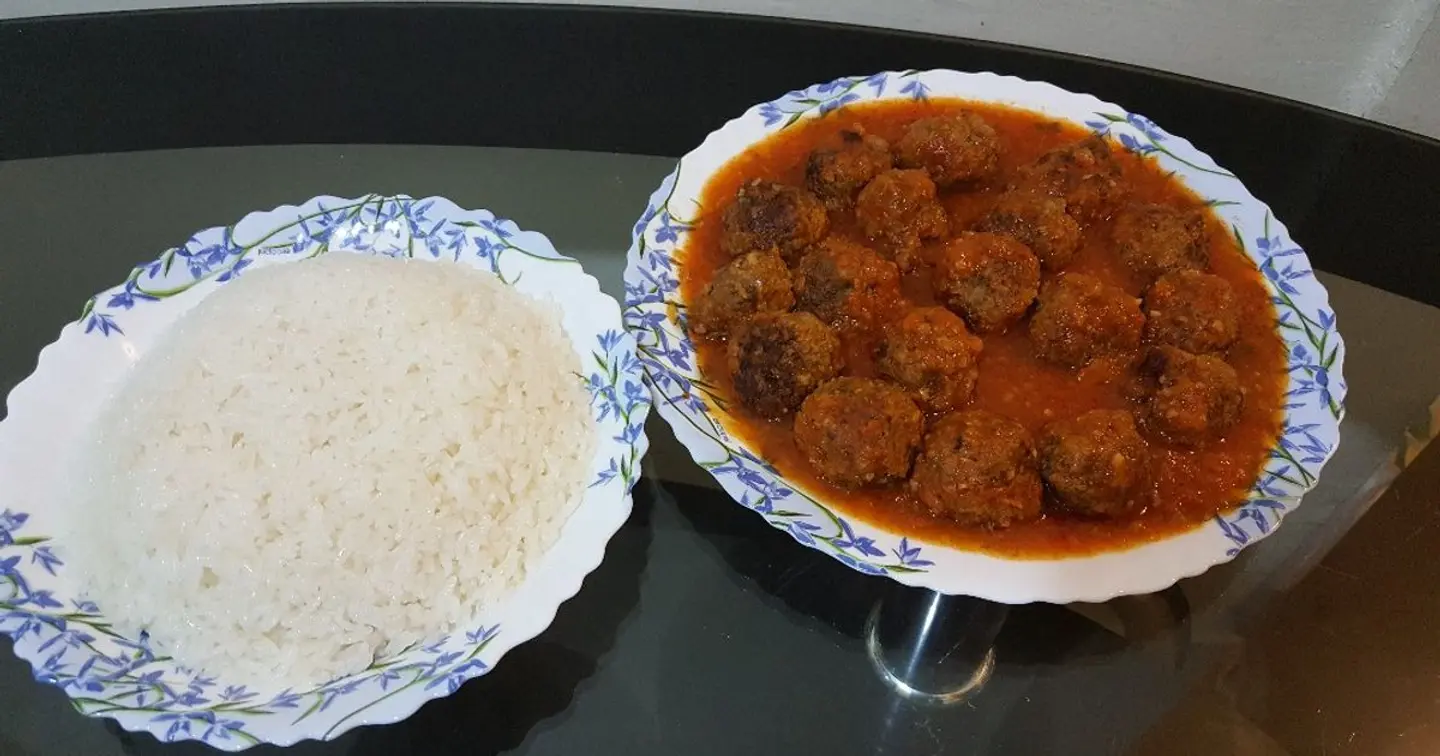 وجبة بالكفتة بالفلفل الأخضر والطماطم مع الرز وايدام