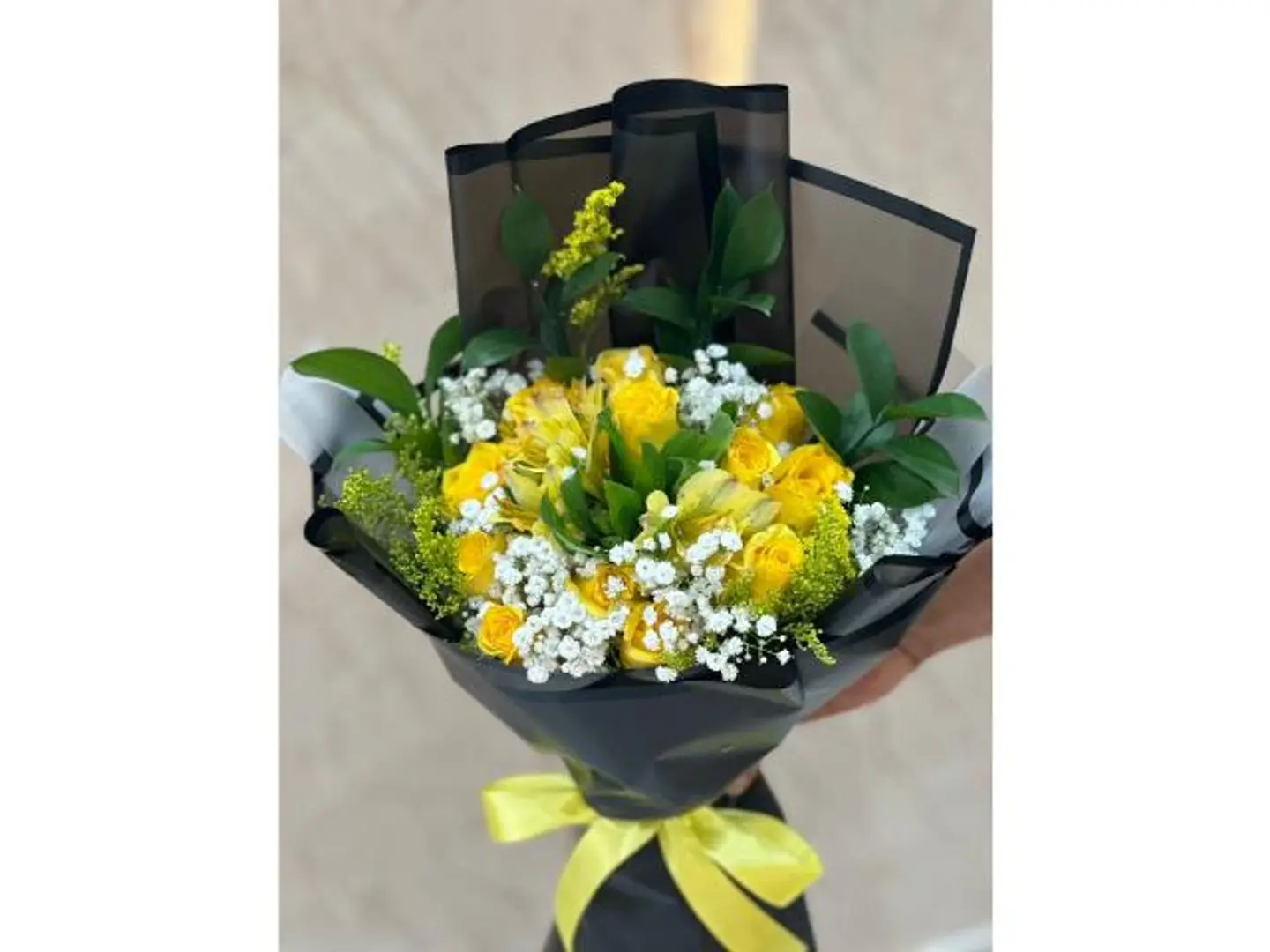 باقه ورد اصفر مع اكسسوارات