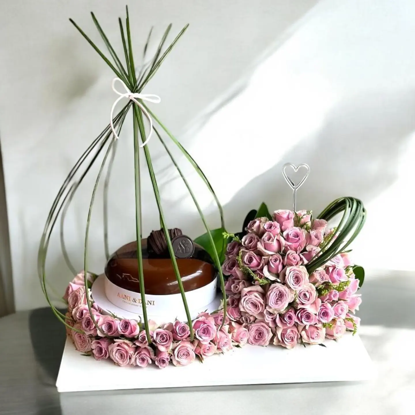 الورود والكاكاو على قاعدة