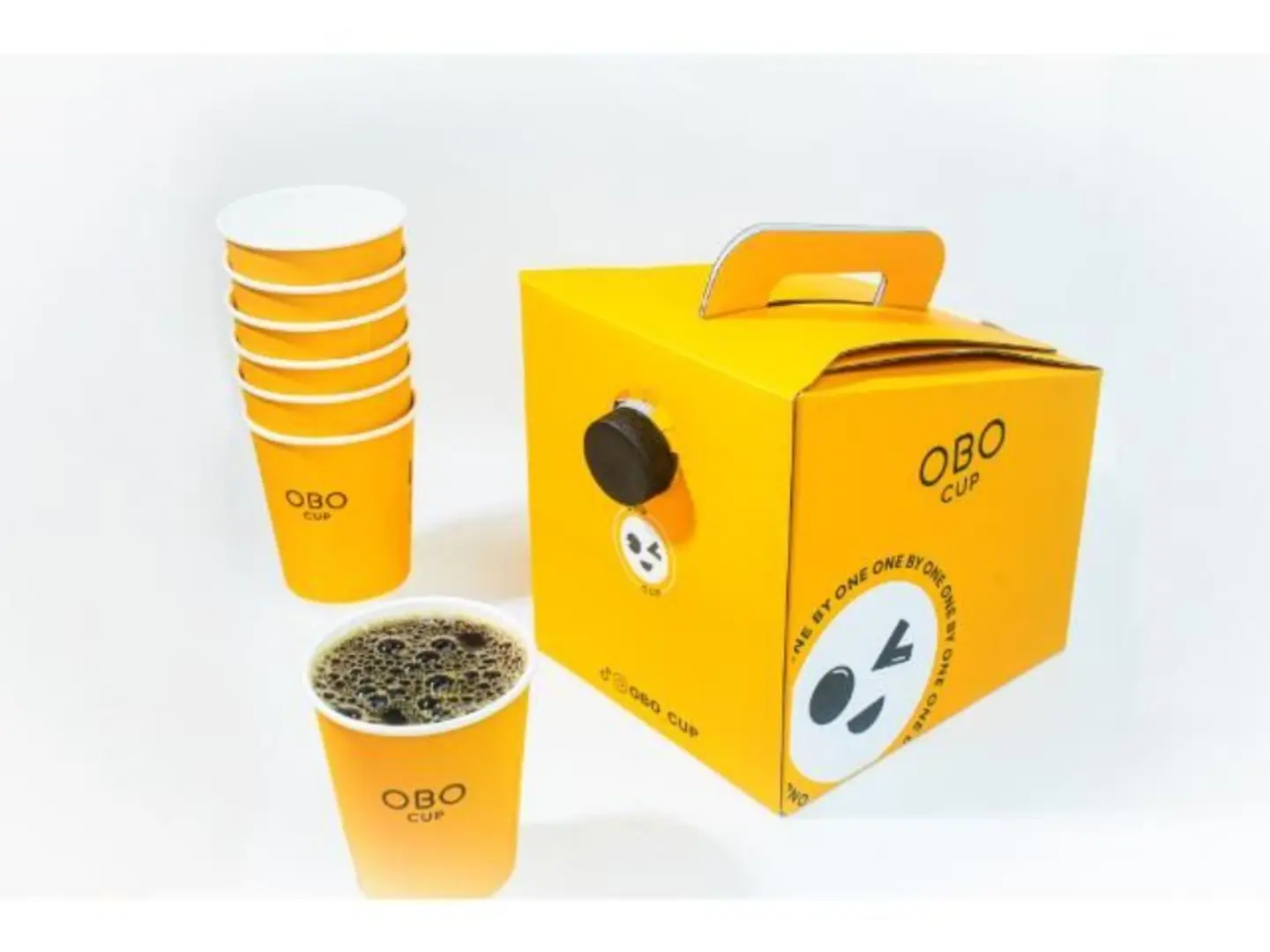 بوكس يحتوي على اكواب من القهوة المقطرة اللذيذة