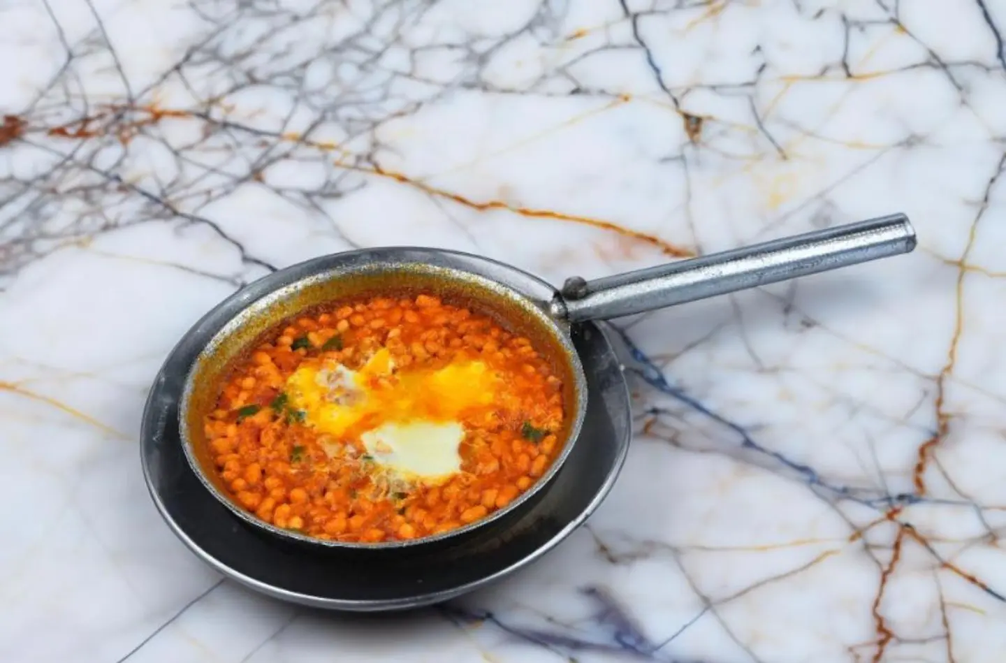 فاصوليا مع بيض وتونة