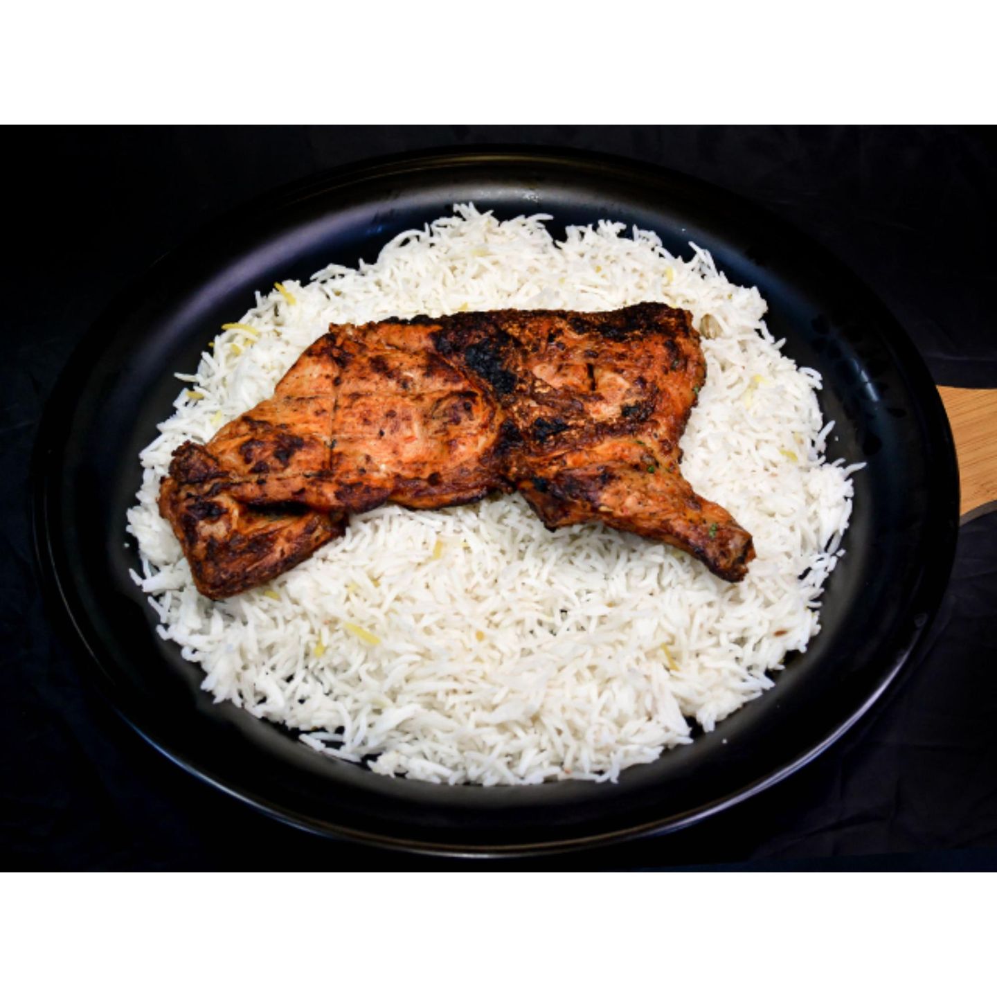 نص دجاج على الفحم مع الأرز