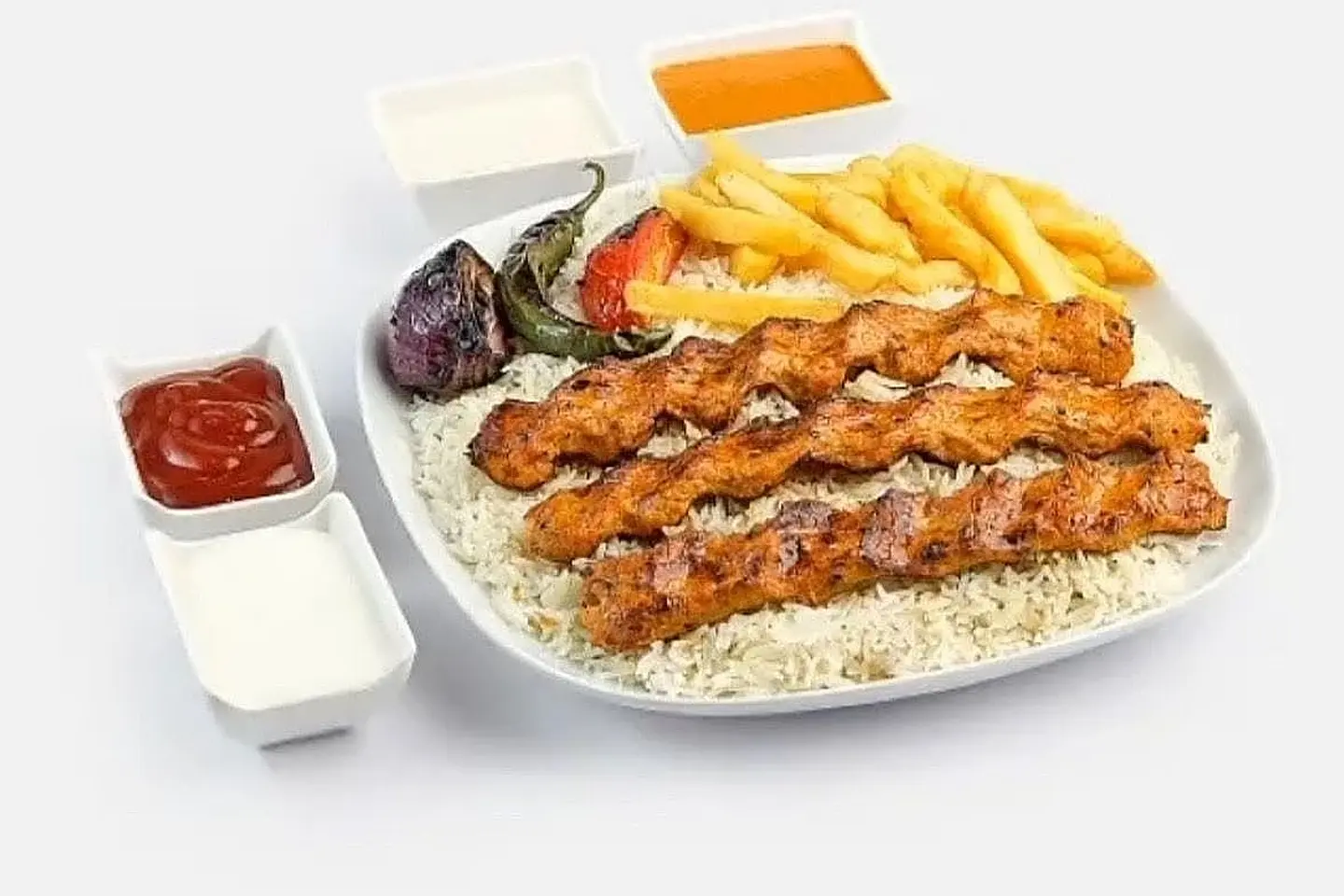 صحن نفر ثلاثة اسياخ كباب دجاج مع الرز والبطاطس والسلطات