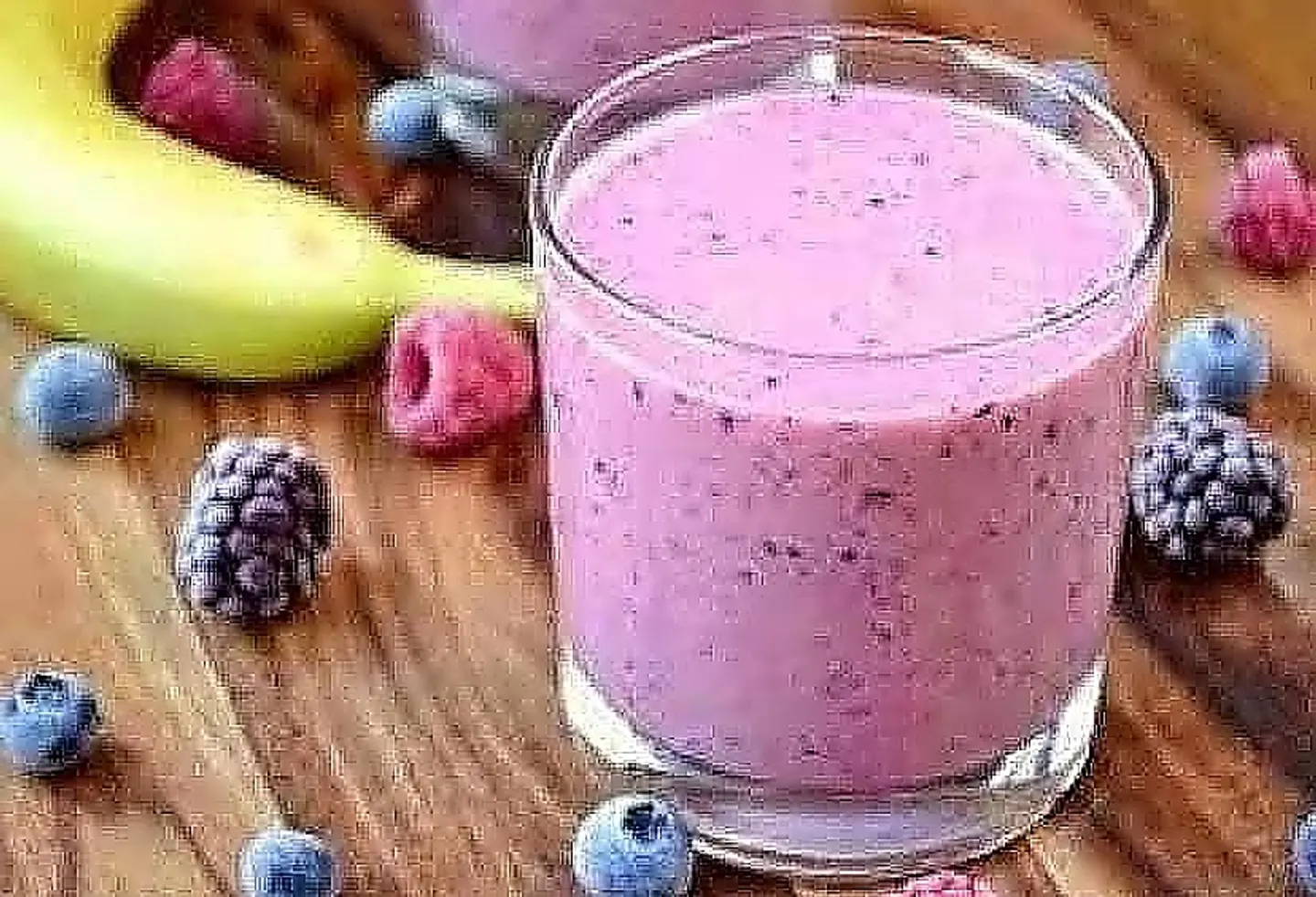 عصير توت أزرق بالزبادي خلاط