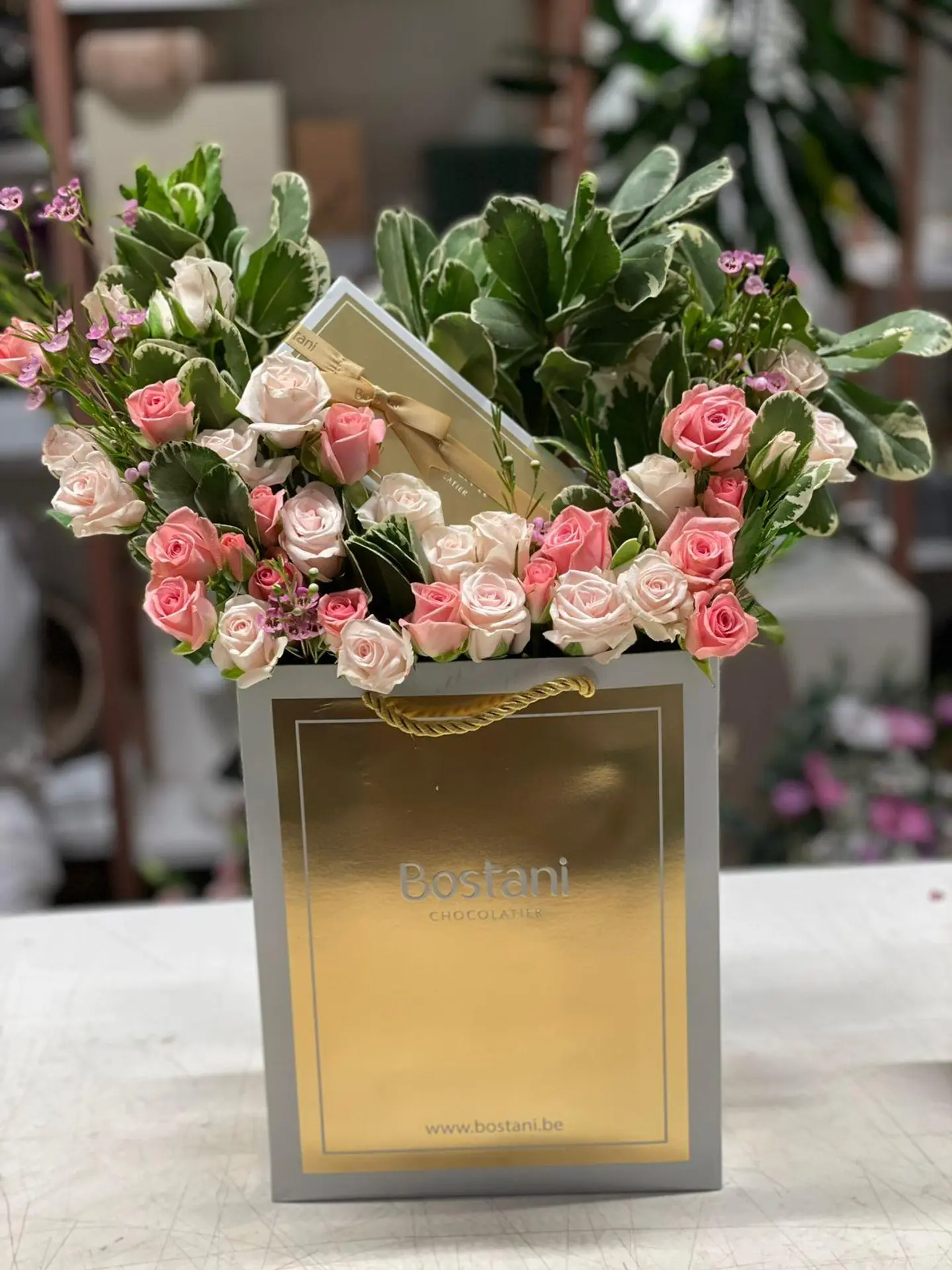 Bostani Chocolate With Natural Roses
