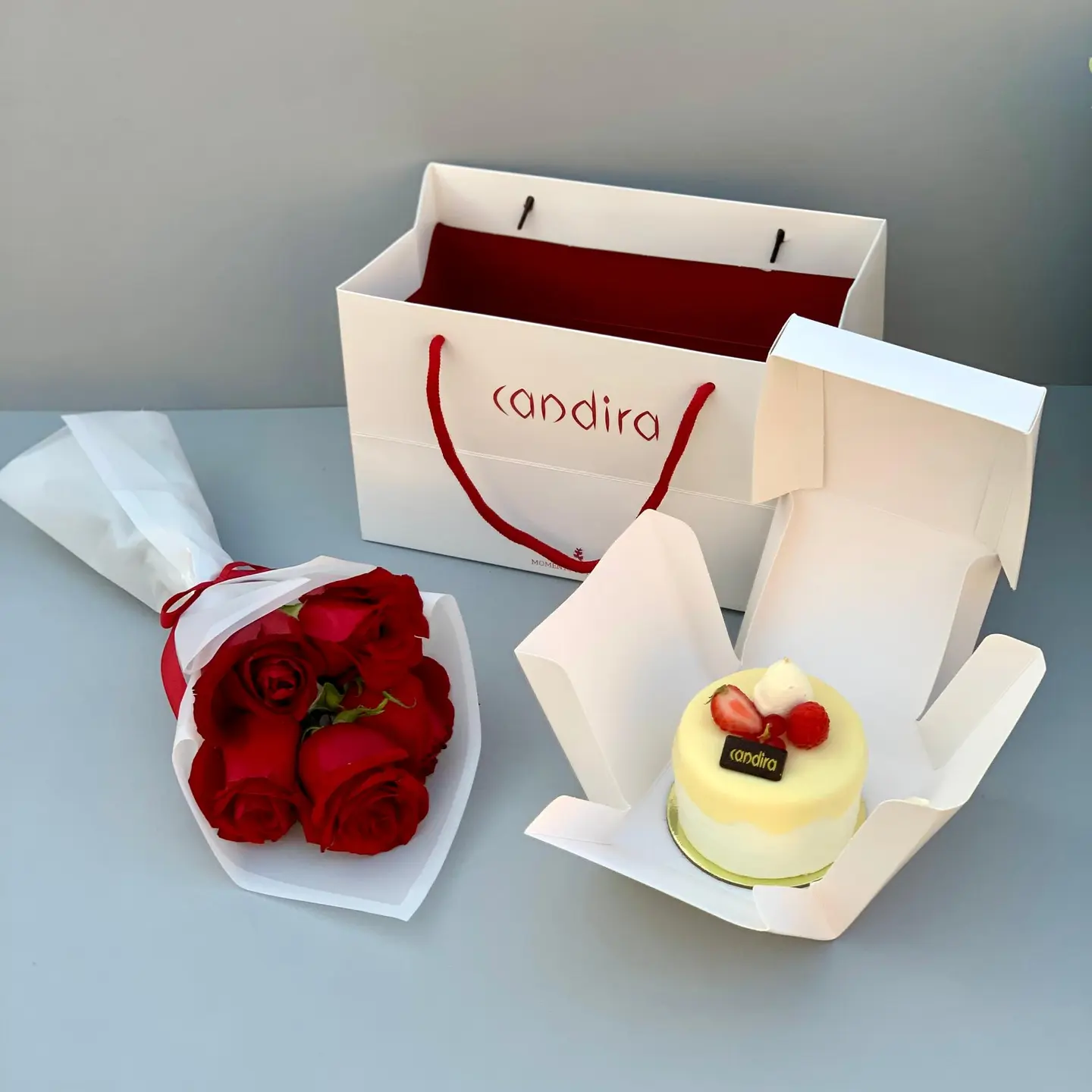 كيكة مع بوكية صغير ليوم الزوجة