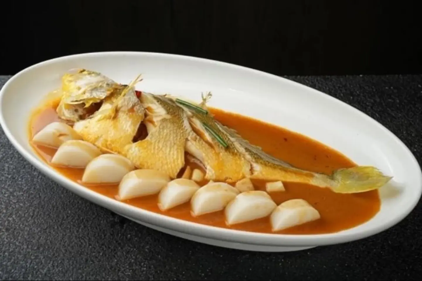 سمك الكروكر الأصفر مطهو مع كعكة الأرز