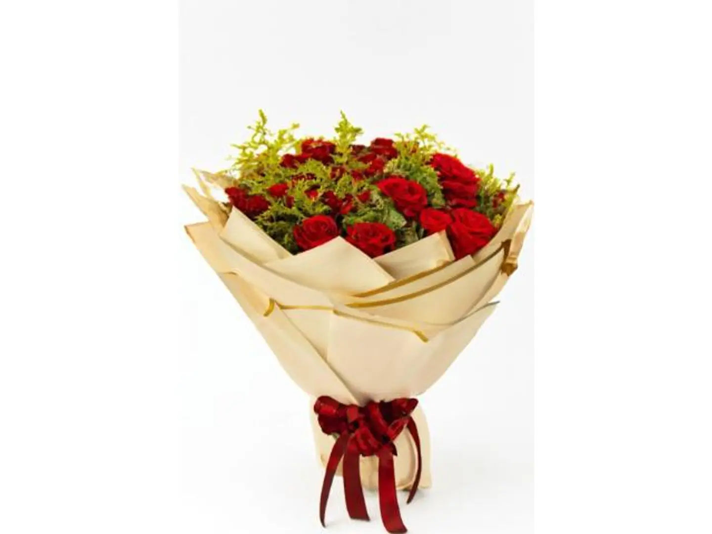 بوكيه ورد أحمر جميل مع أوراق طبيعية