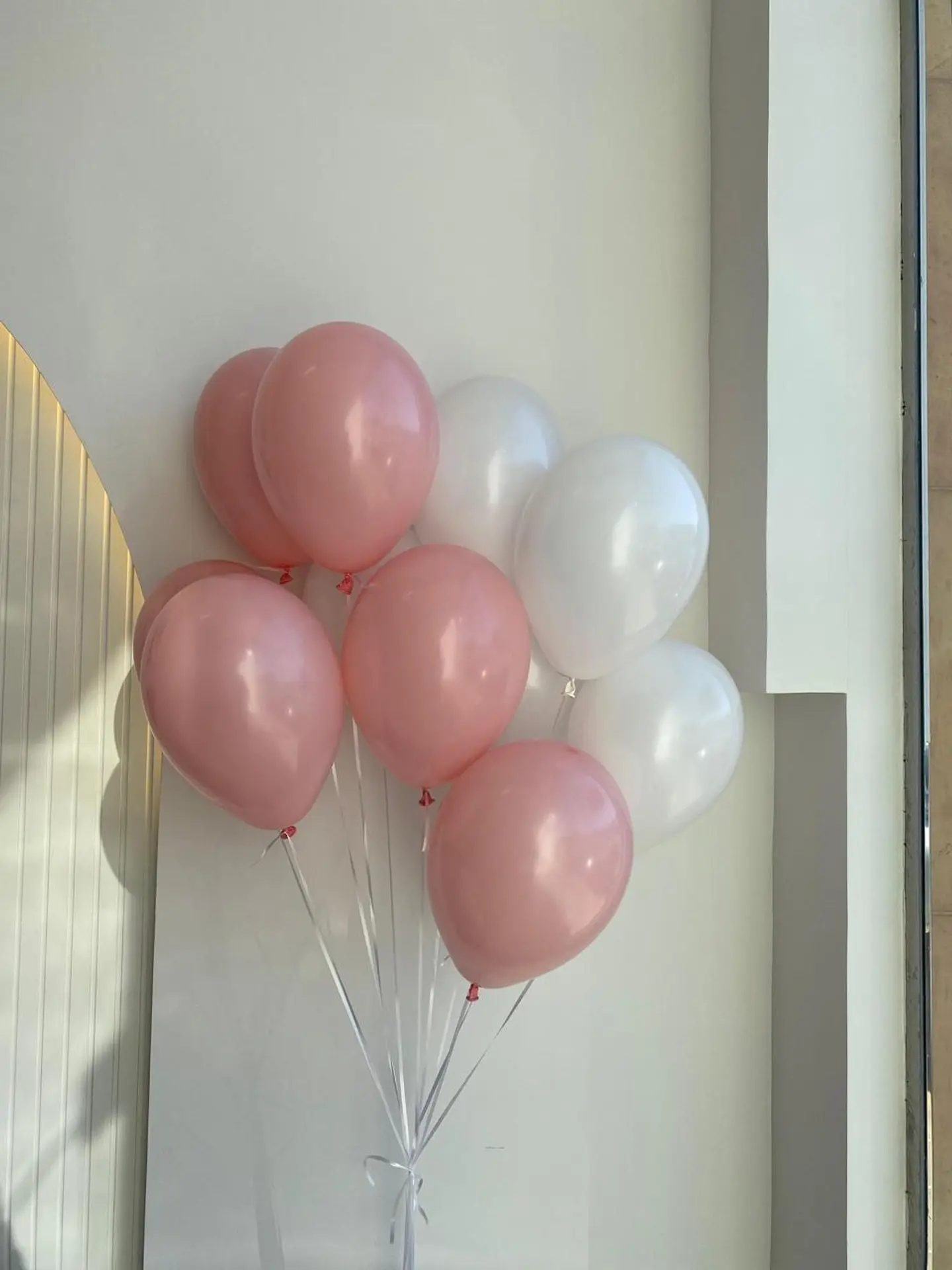 بالونات هيليوم وردية وبيضاء