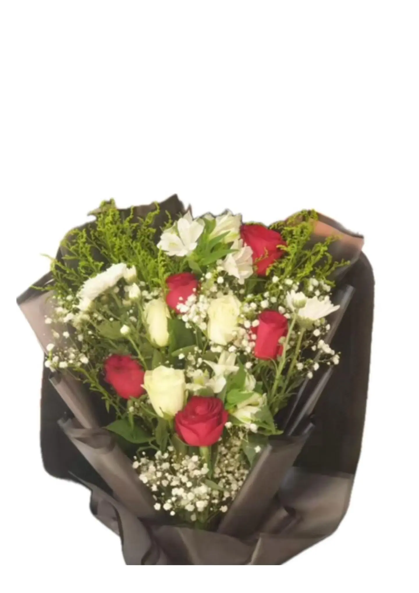 باقة الورد الجوري الأحمر والأبيض مع التغليف الأسود