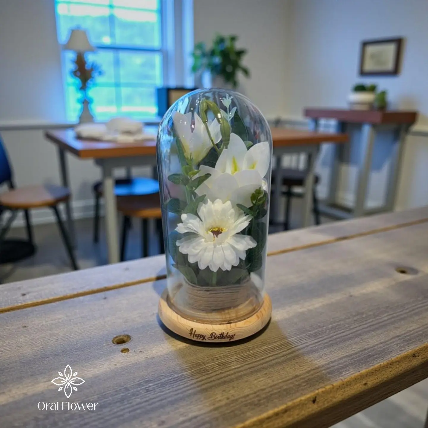 فازة زجاج بقاعدة خشب