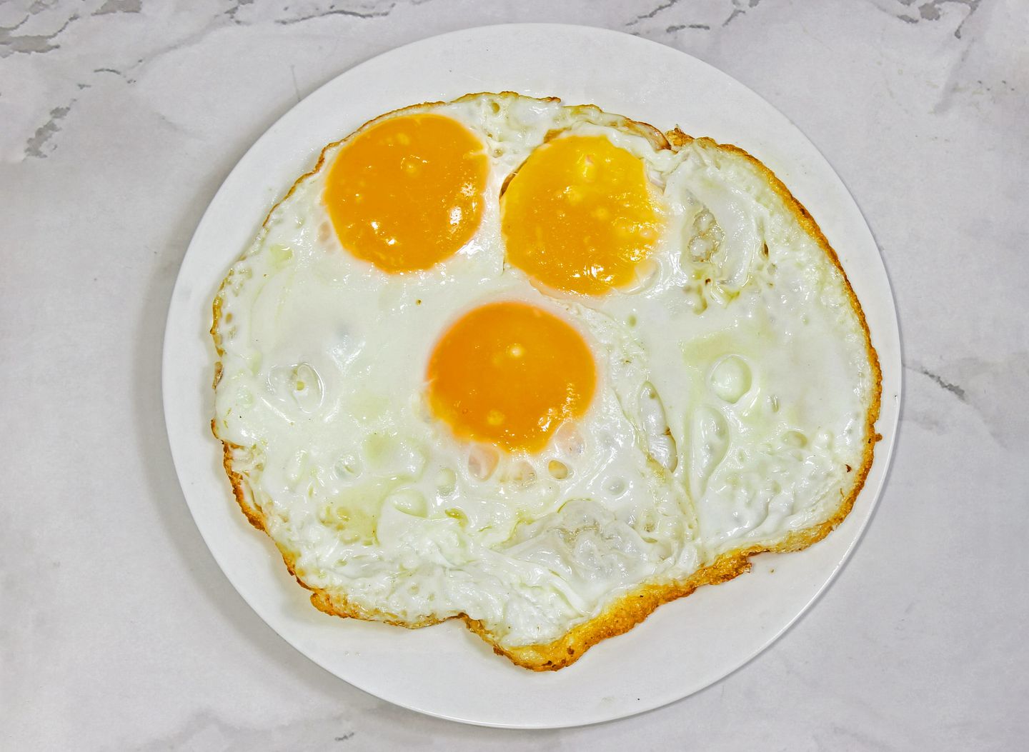 بيض عيون