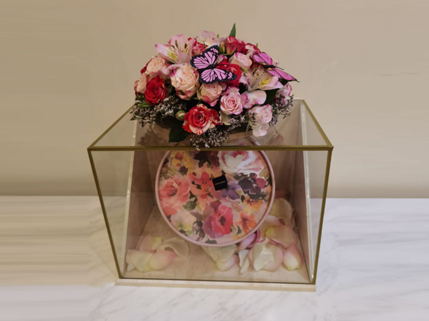 Golden Glass Box With Hanoverian Chocolate 450 Grams