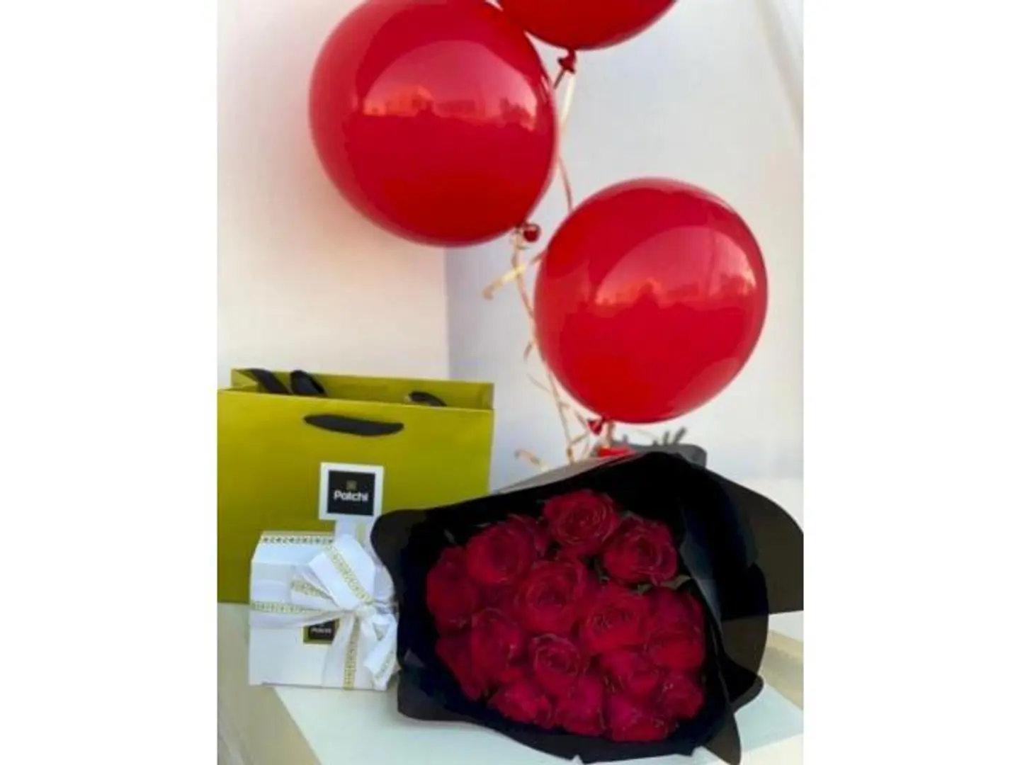 بوكس شوكلت باتشي مع بوكيه ورد و 3 بالونات احمر