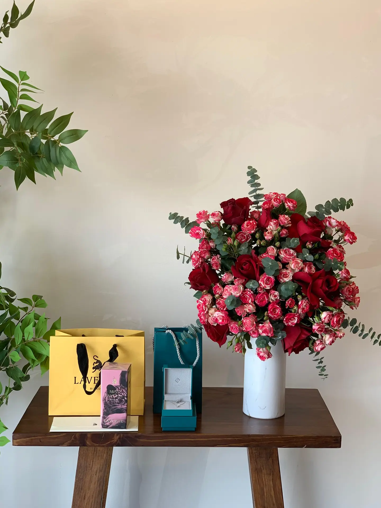 فازة ورد مع سلسال فايندرا وعطر مس لافيرن