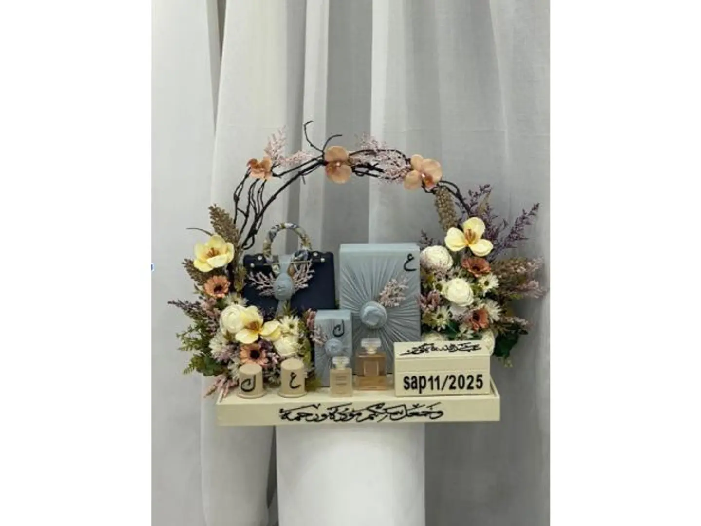 استاند ملكه ورد صناعي