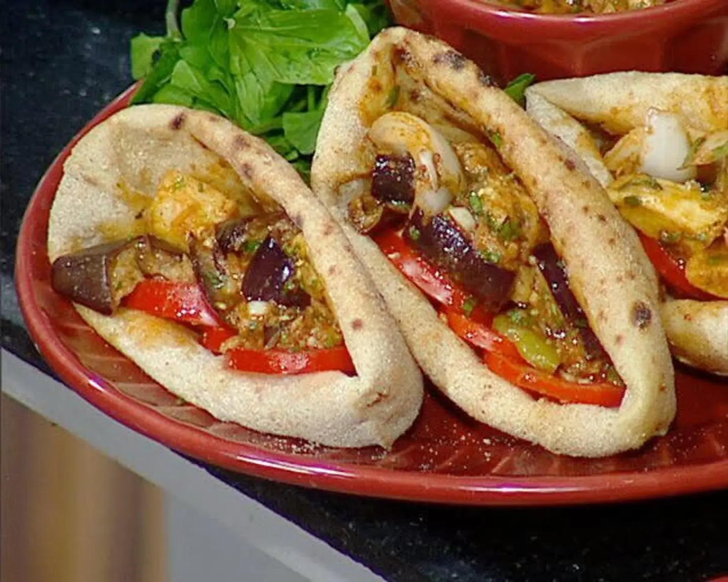 ساندوتش باذنجان مقلي مع بيض مسلوق