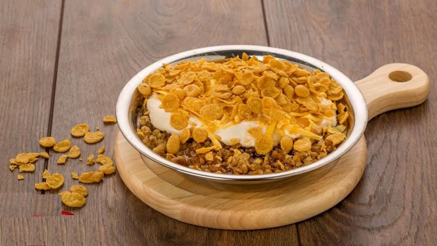 معصوب قشطة و عسل  مع جبن و كورن فليكس