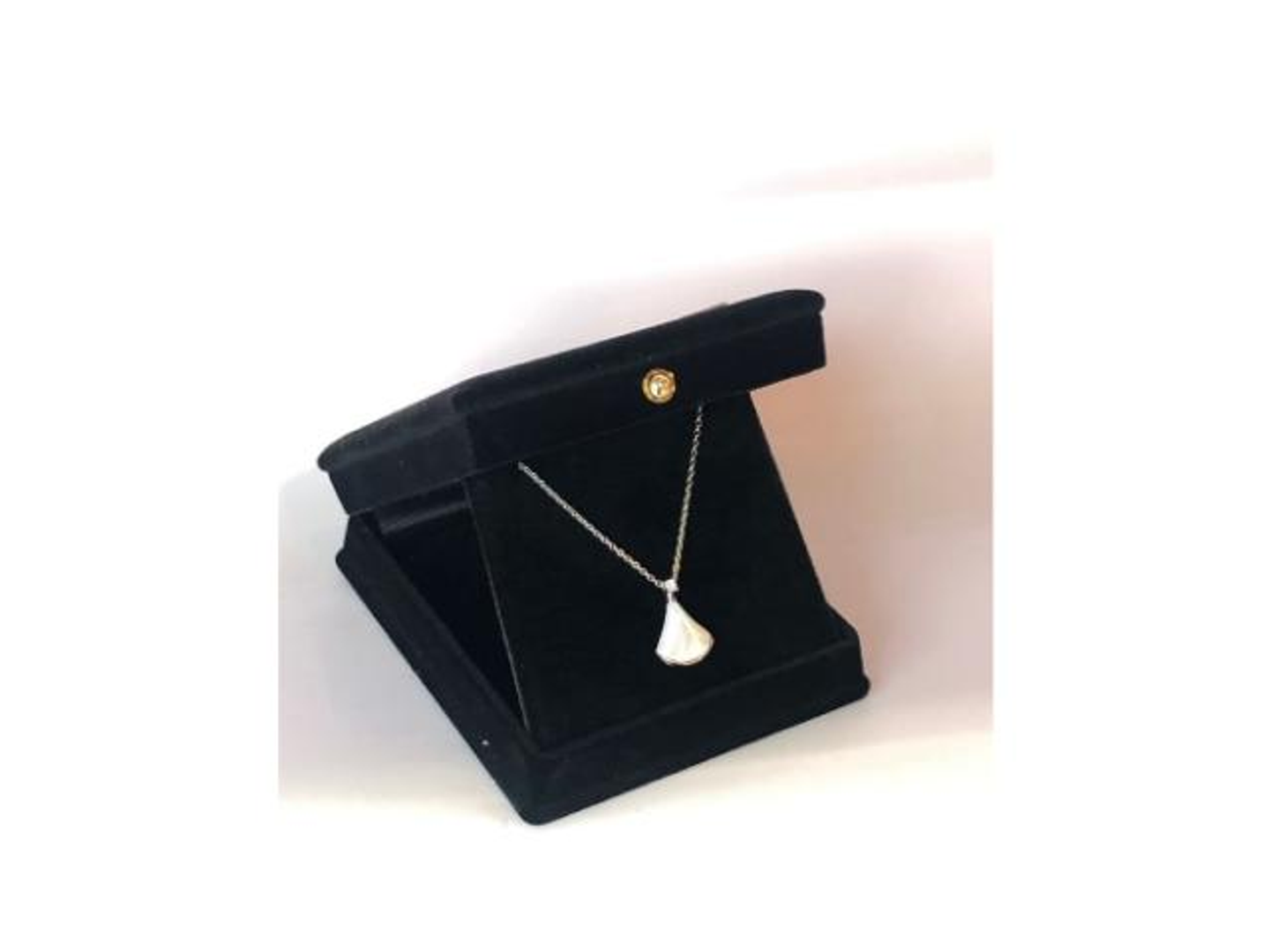 سلسال فضي بصدف