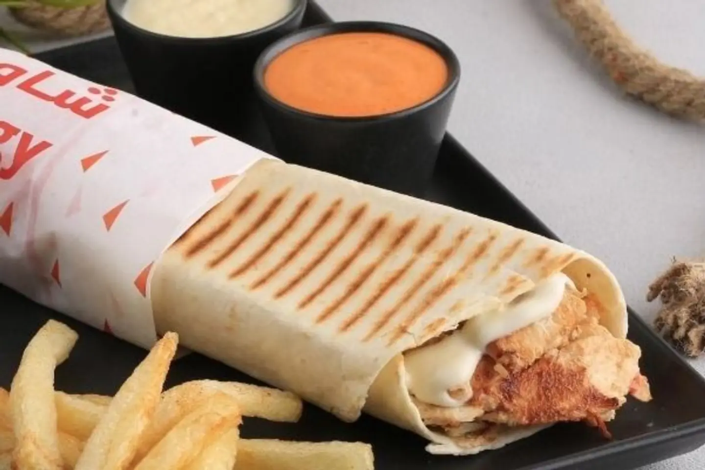 ساندويش شاورما صاروخ بالجبن