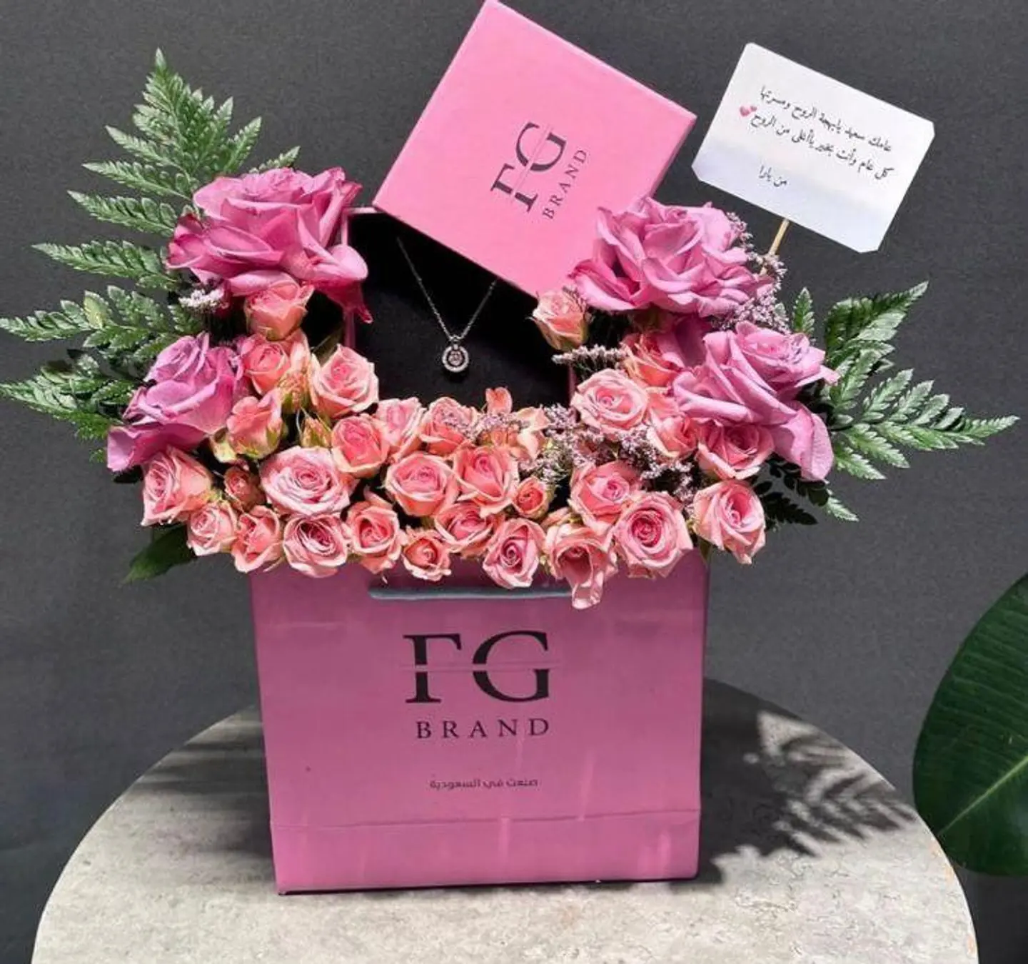 سلسال مع الورد الوردي