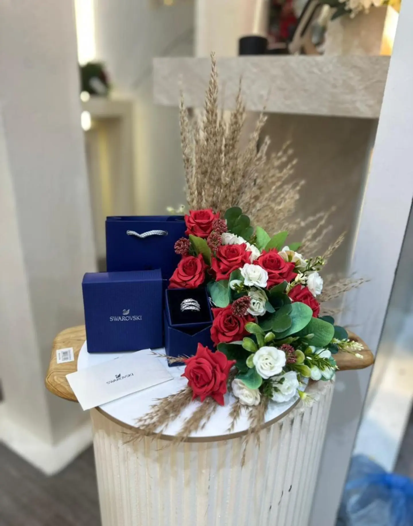 سواروفسكي والورد الأحمر بوهج الحب الأبدي