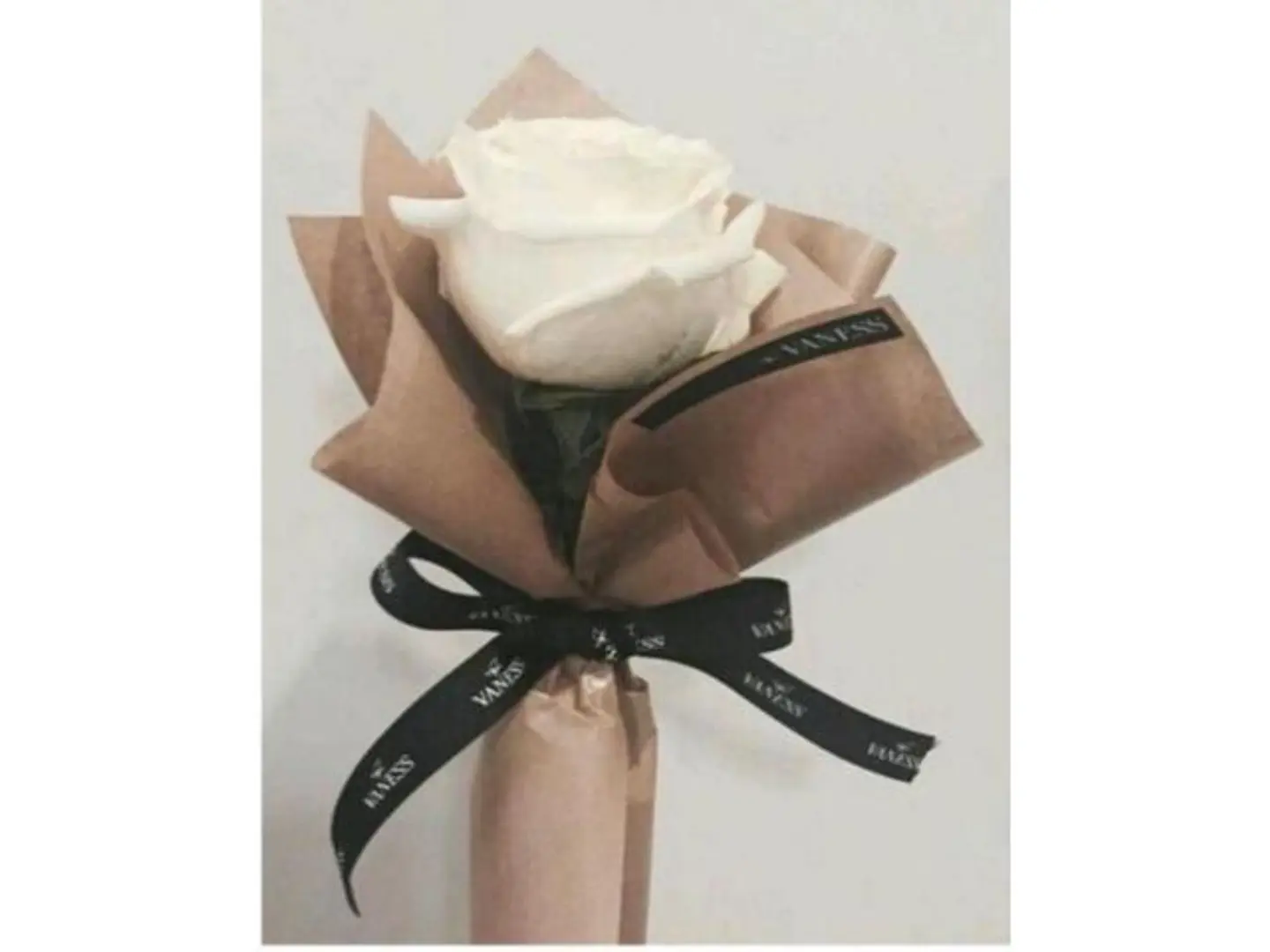 الوردة البيضاء