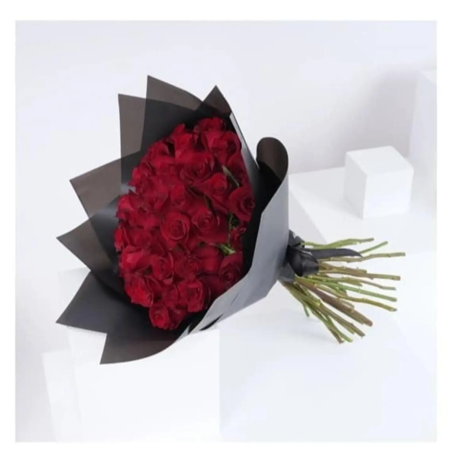 باقة حمراء داكنة