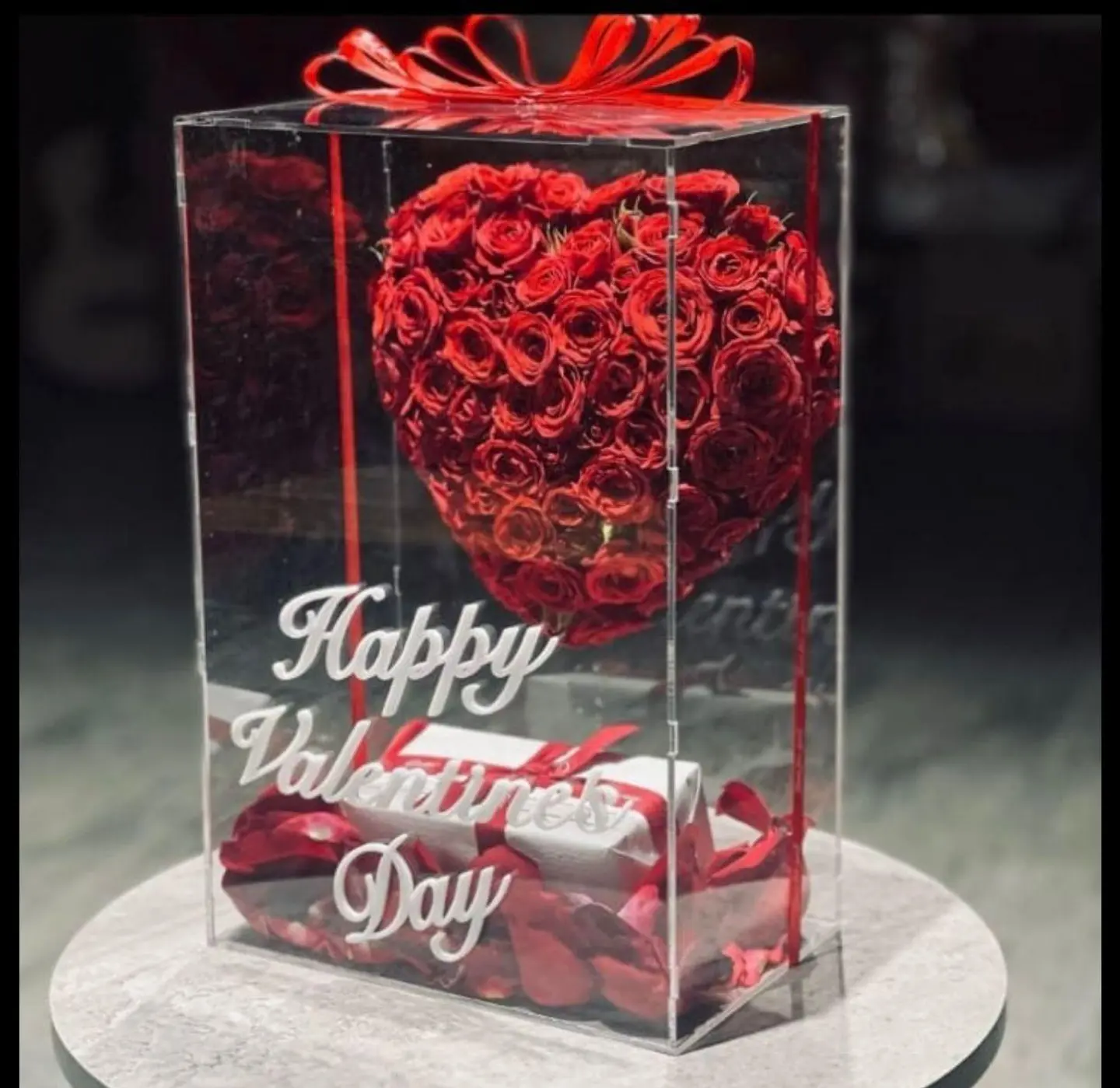 بكس اكرلك مع قلب ورد فاخر