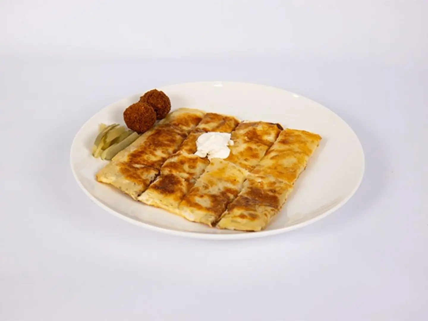 مطبق فلافل باللبنة