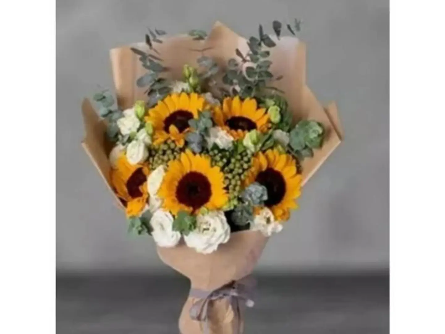 بوكيه ورد دوار الشمس مع بيبي روز والاكسسوارات