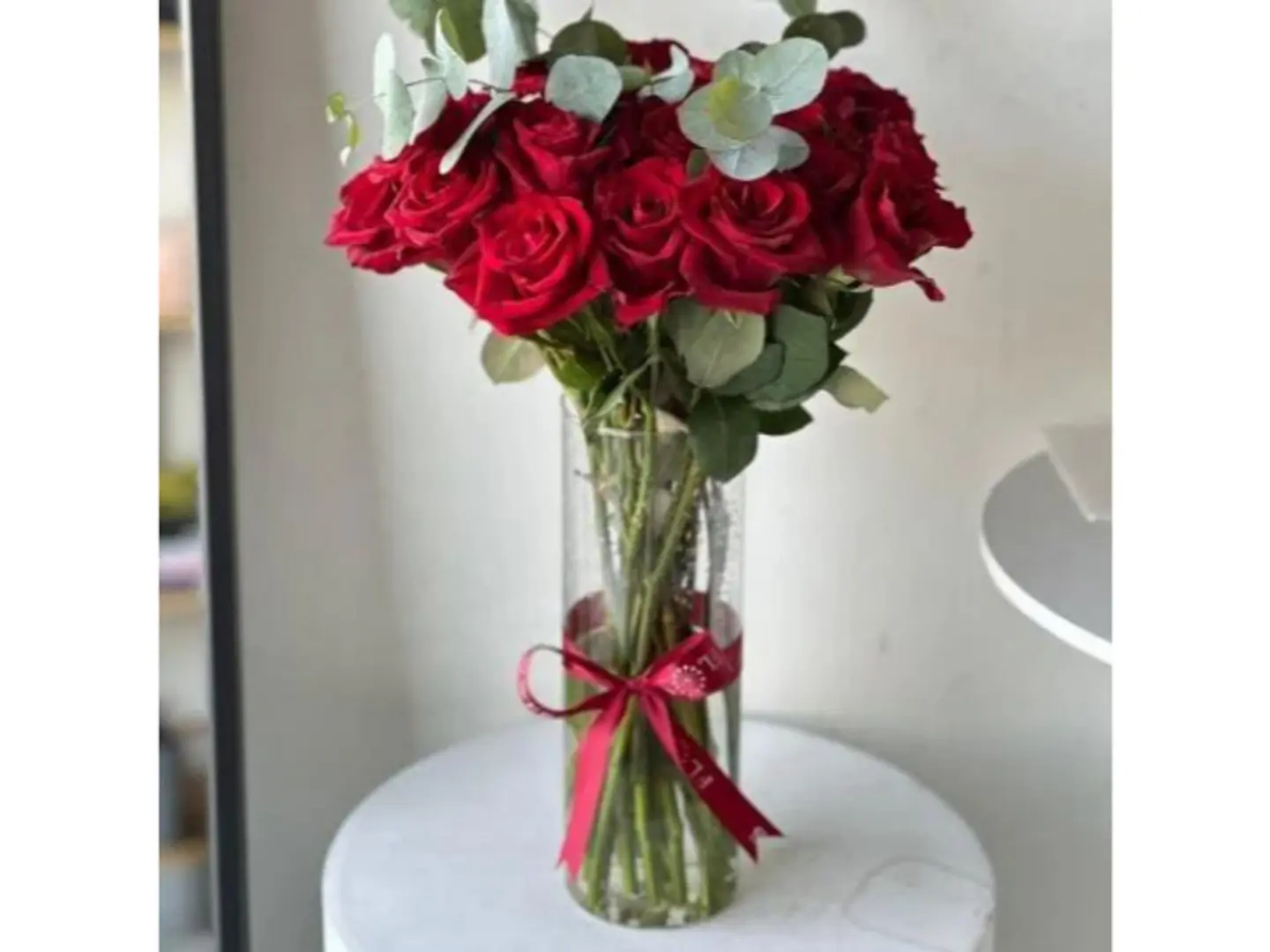 جمال الورد الأحمر بزجاج النقاء الهادئ