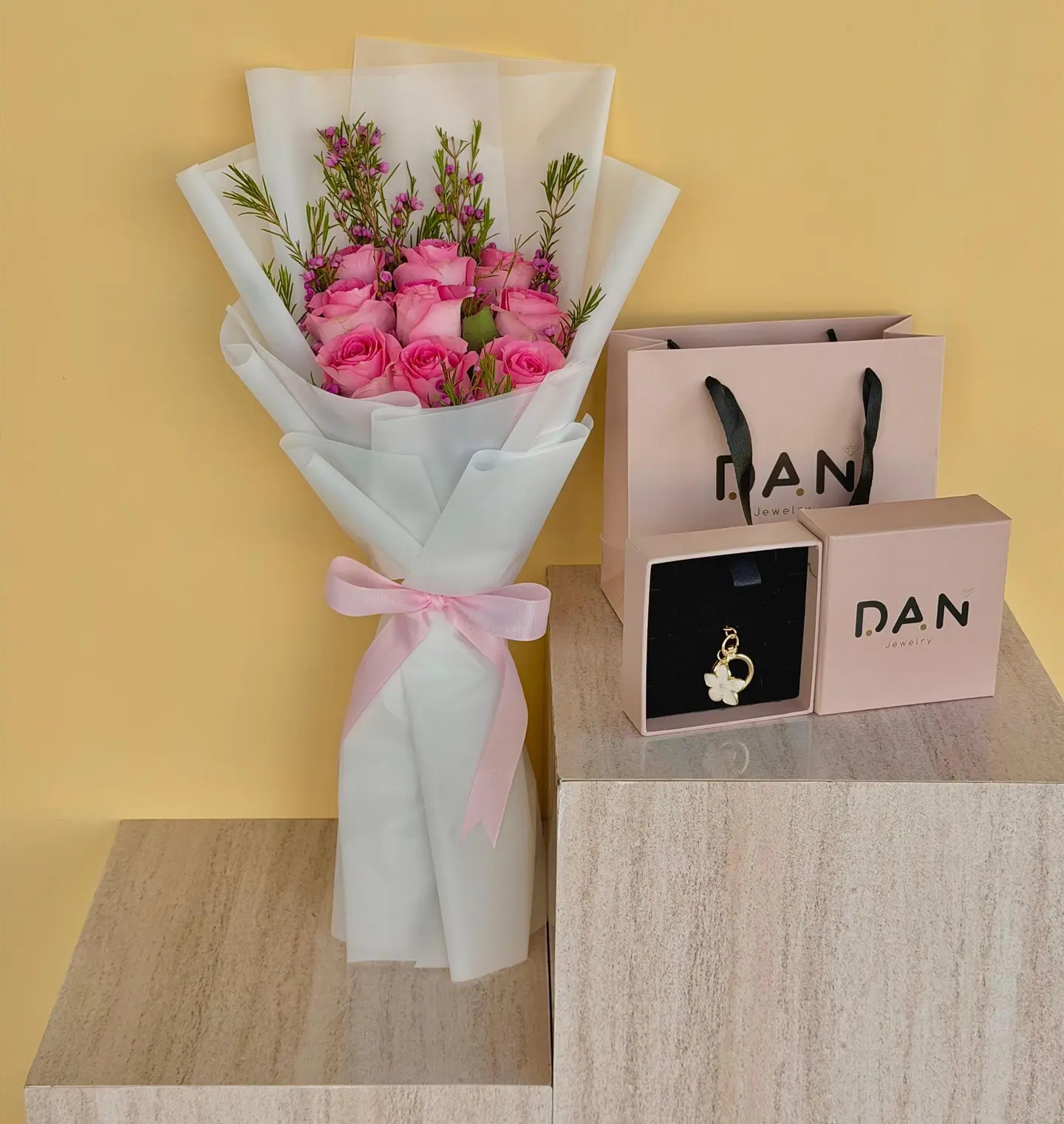 ميدالية نسائية من براند دان مع باقة