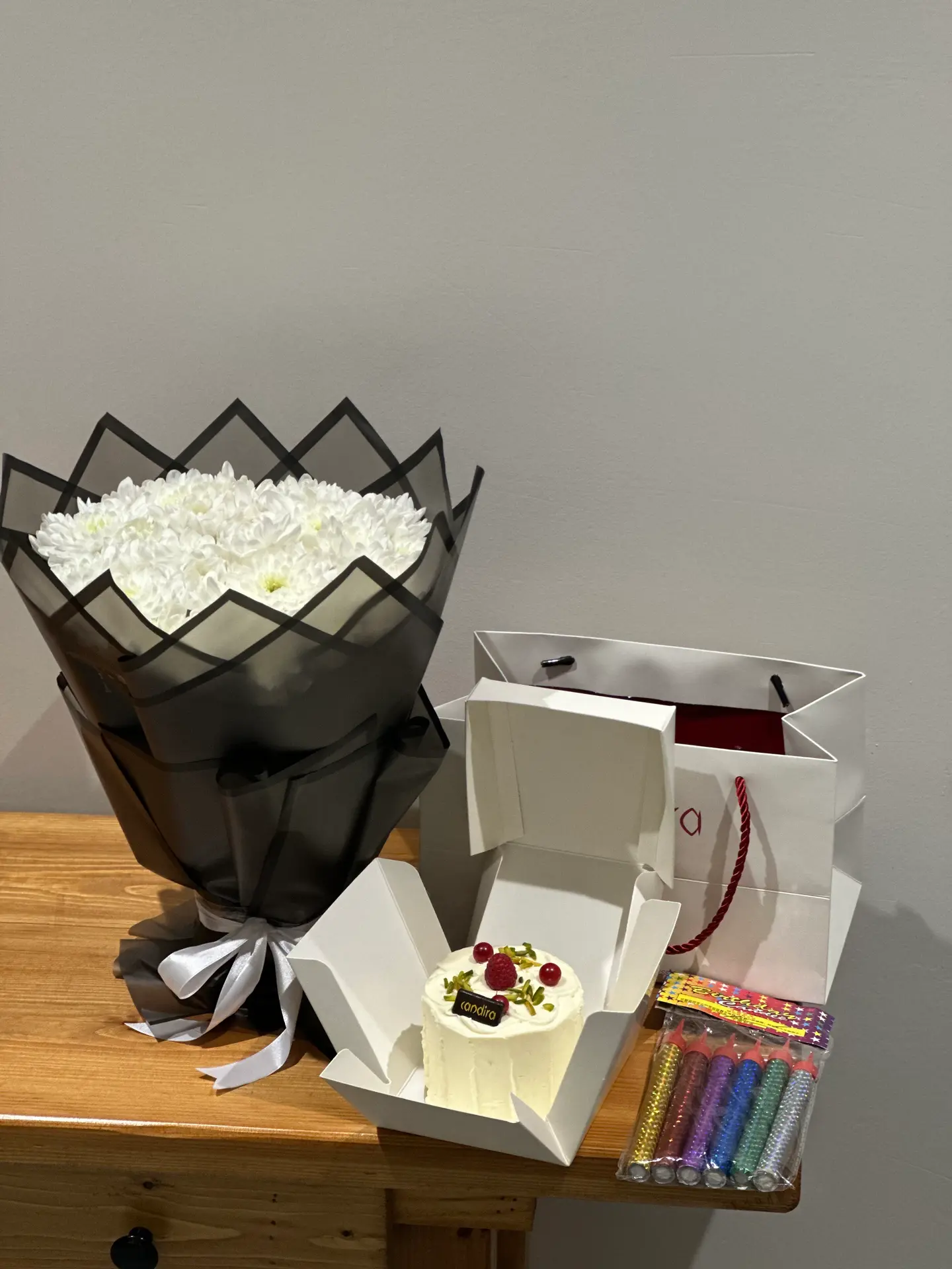 باقة ورد أبيض مع كيك كانديرا