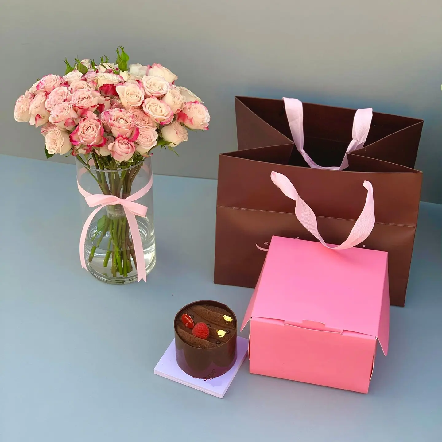 فازة مع كيكة الشوكليت ليوم الزوجة