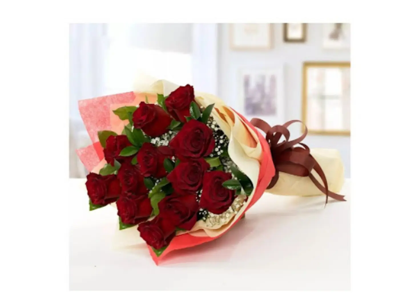 باقة من الورود الحمراء ملفوفة